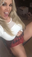 hornywifenxtdoo